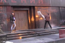 Полиция задержала окропивших двери мавзолея Ленина активистов