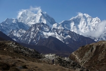 На Эвересте от схода лавины погибли 65 альпинистов