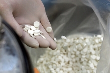 Правительство ограничит госзакупки импортных лекарств и продуктов