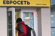 Вооруженный преступник в медицинской маске ограбил салон «Евросети» в Москве