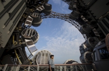 В Китае между небоскребами установили колесо обозрения в форме восьмерки