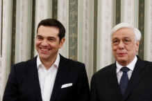 Президент Греции напомнил Ципрасу об обещании надеть галстук