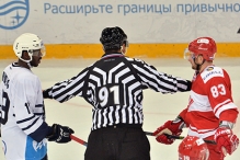 «Спартак» запретит бросившему бананы на лед фанату ходить на матчи КХЛ